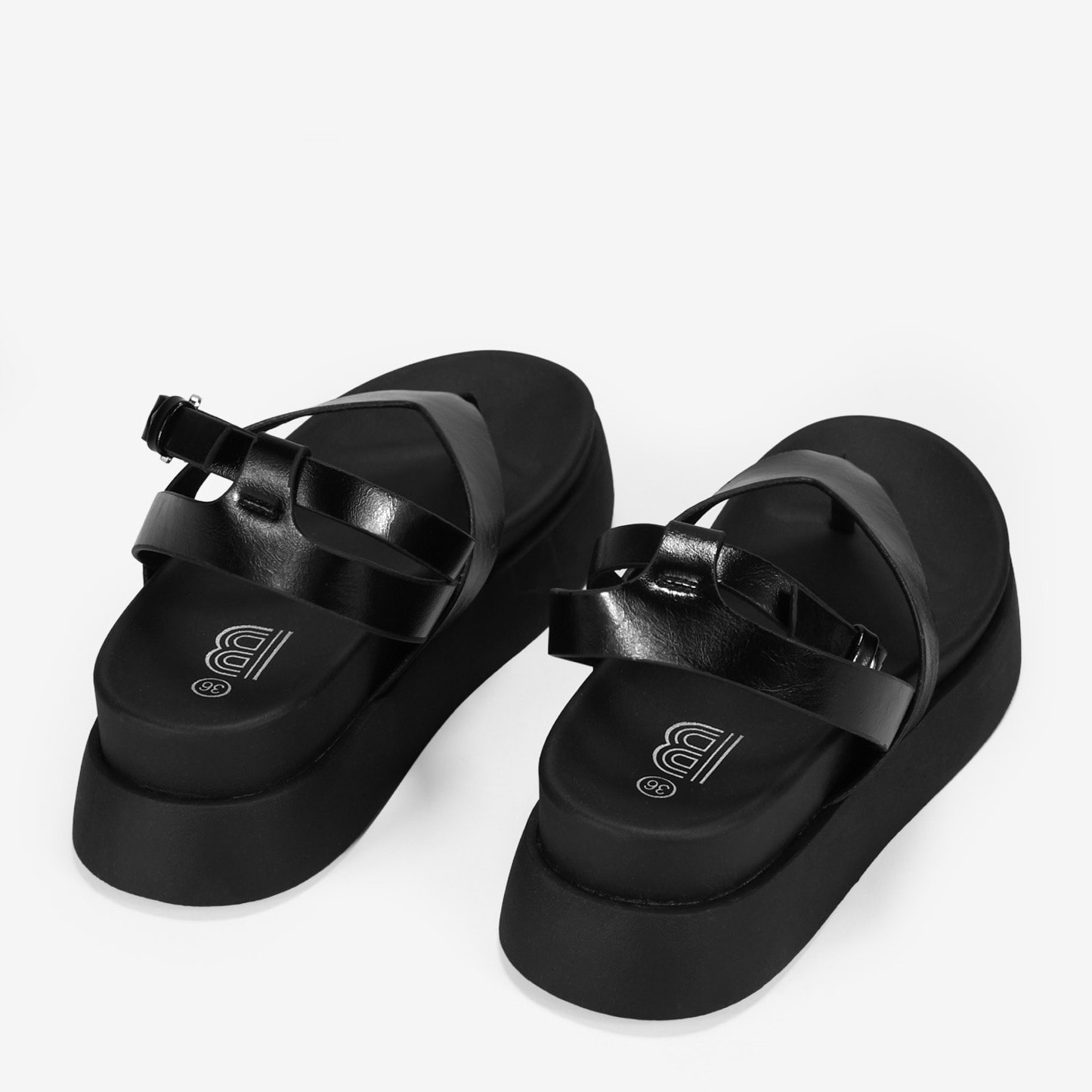 Sandalias de dedo negras con plataforma