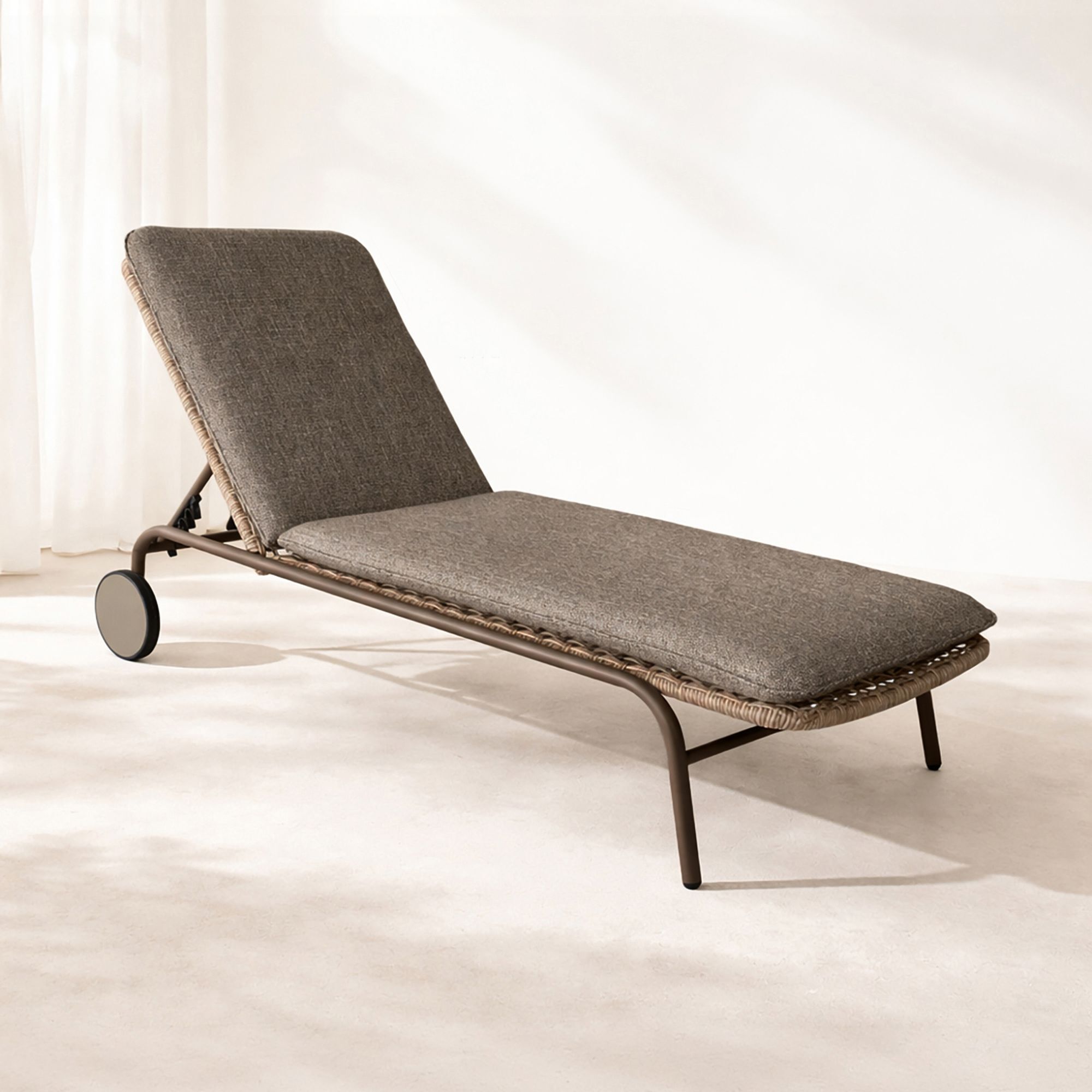 Lot de 2 chaises longues à roulettes en aluminium et tissu moka MADRAGUE