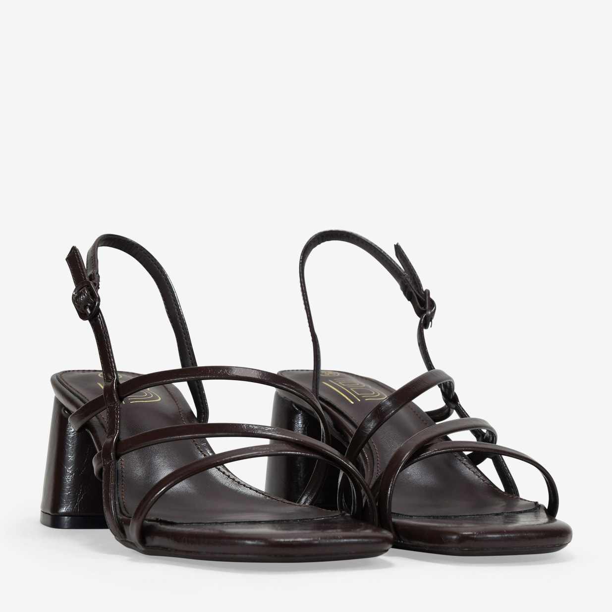 Sandalias de tacón marrones con tiras