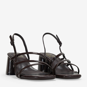 Sandalias de tacón marrones con tiras