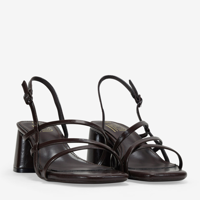 Sandalias de tacón marrones con tiras