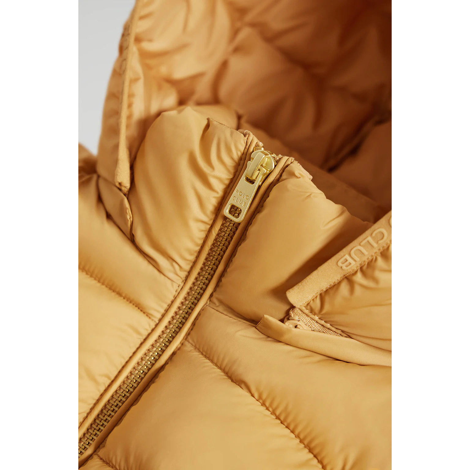 Chaqueta Carla color camel ultralight con capucha y logotipo Polo Club