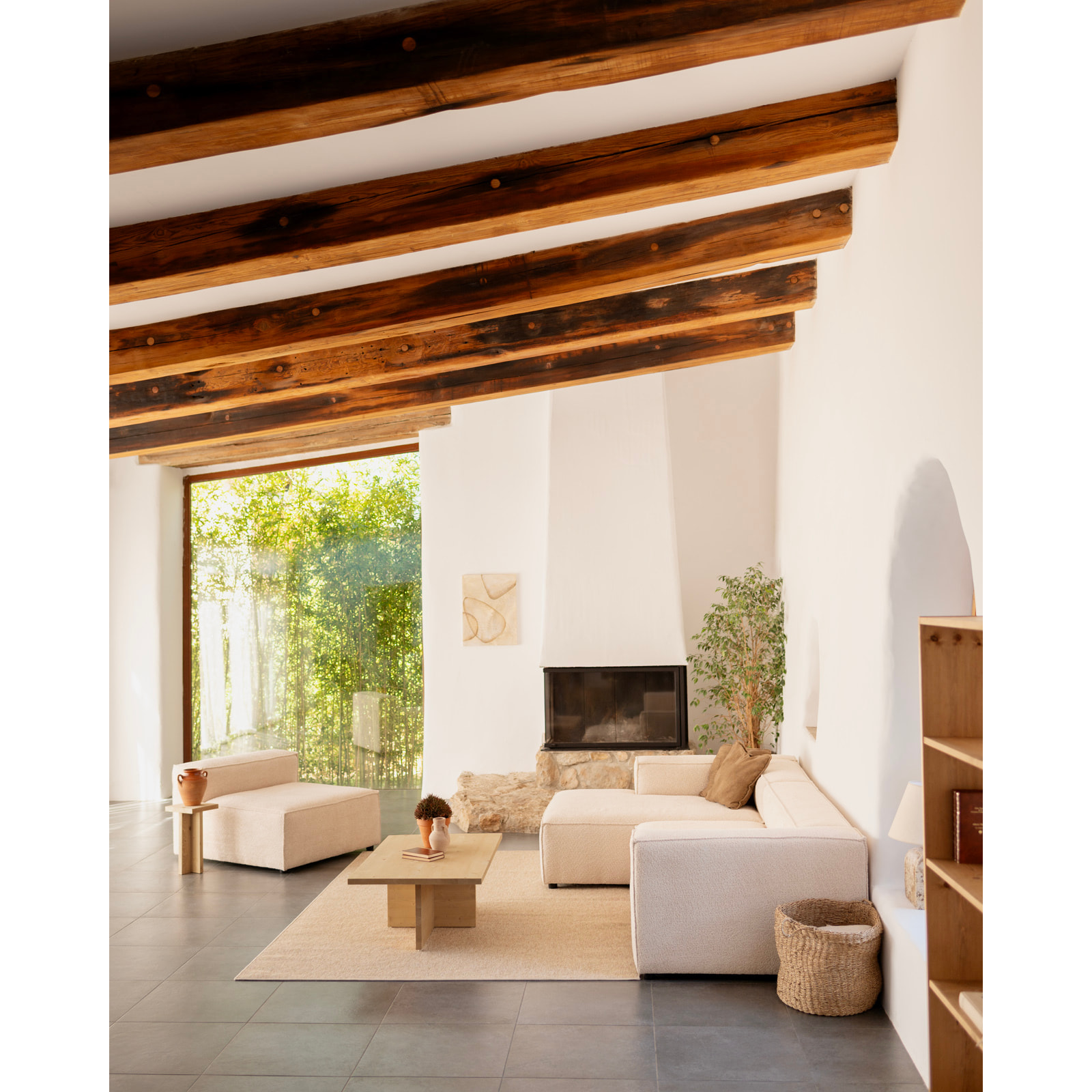 Mesa de centro de madera maciza en tono roble medio de 120x70cm Alto: 40 Largo: 120 Ancho: 70