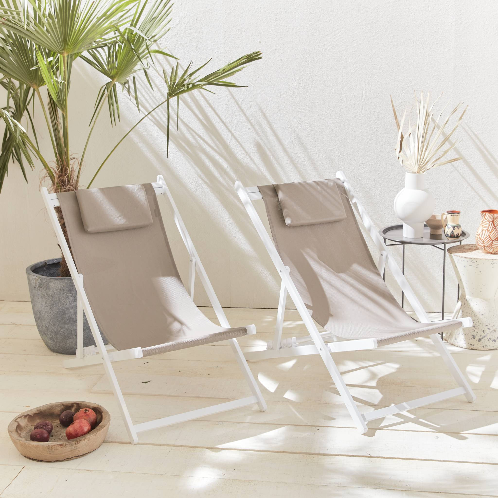 Lot de 2 bains de soleil - Gaia taupe - en aluminium blanc et textilene taupe avec coussin repose tête. chilienne
