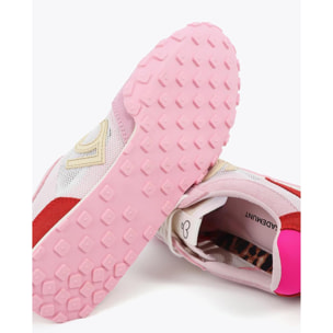 Sportivo in rete e tessuti diversi