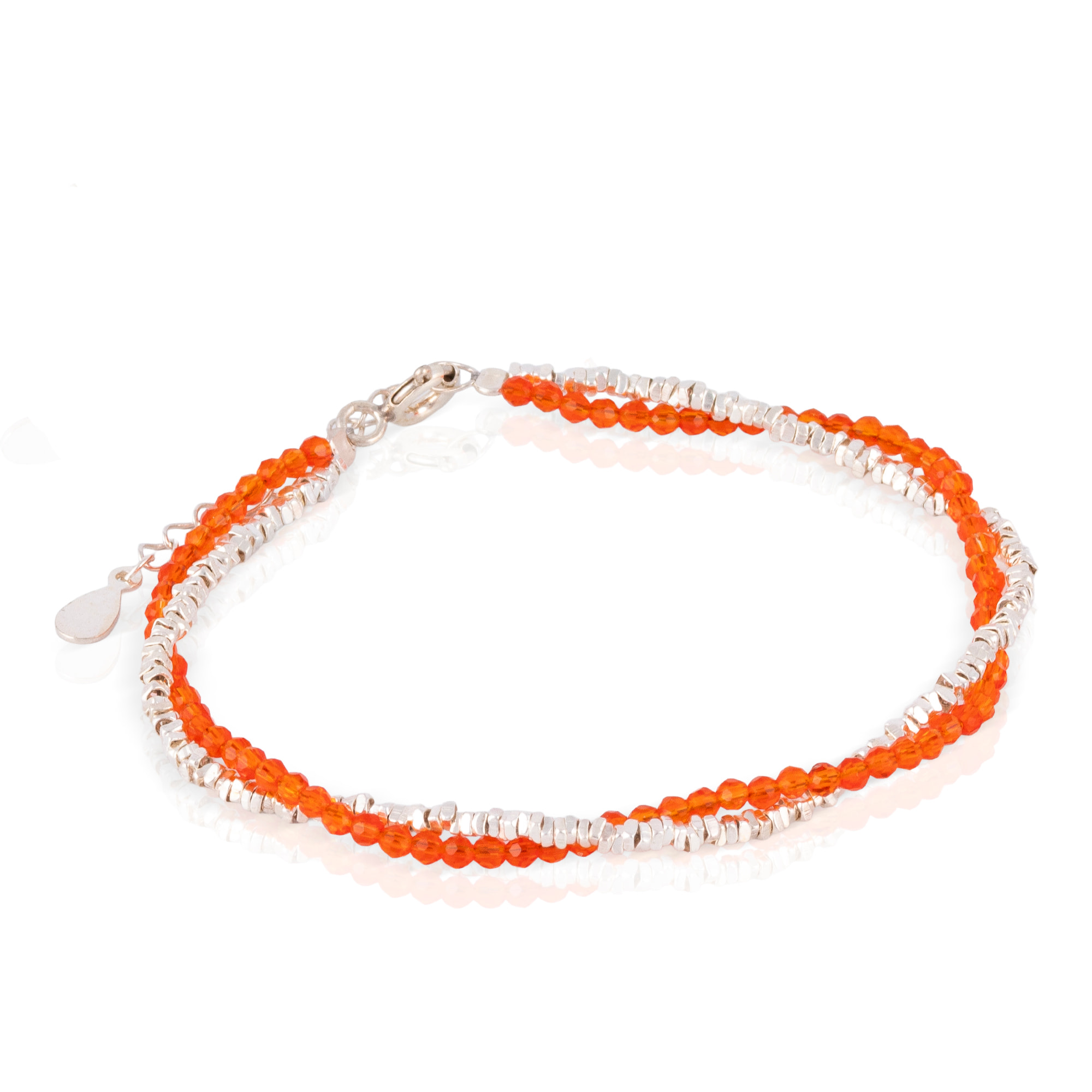 Pulsera doble de plata y cuentas de cristal naranja con detalles en plata de ley 925 y cierre de resorte.