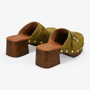 Zuecos de tacón caqui en piel con tachas