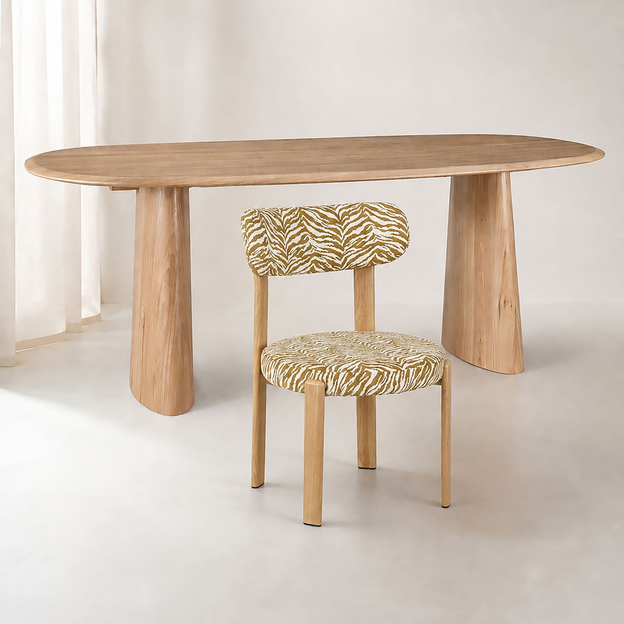 Ensemble table ovale 220cm et 6 chaises en tissu zèbre safran LILY