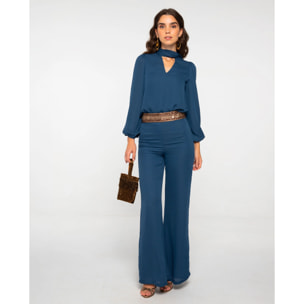 Blusa de manga larga con escote en pico y lazada multiposición.