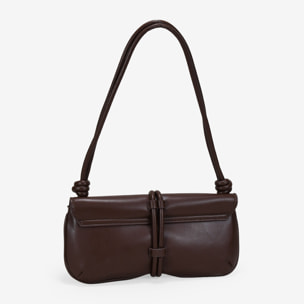 Bolso de hombro marrón con solapa y gancho metálico