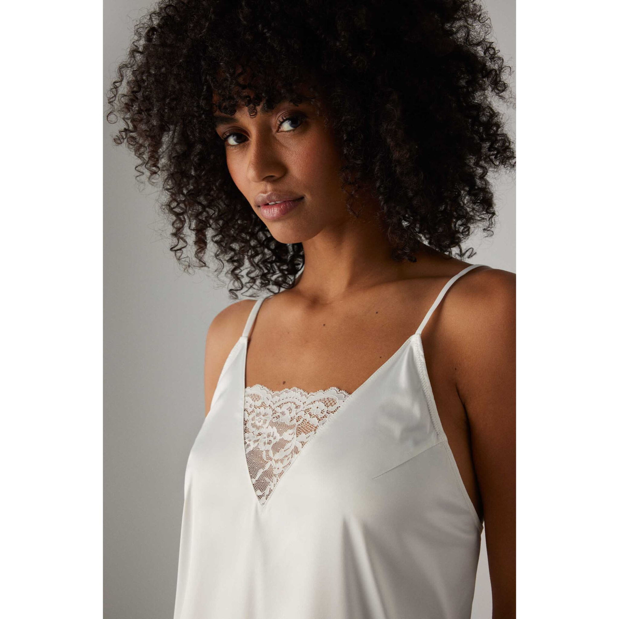 Camicia da notte da sposa in raso avorio con finiture in pizzo
