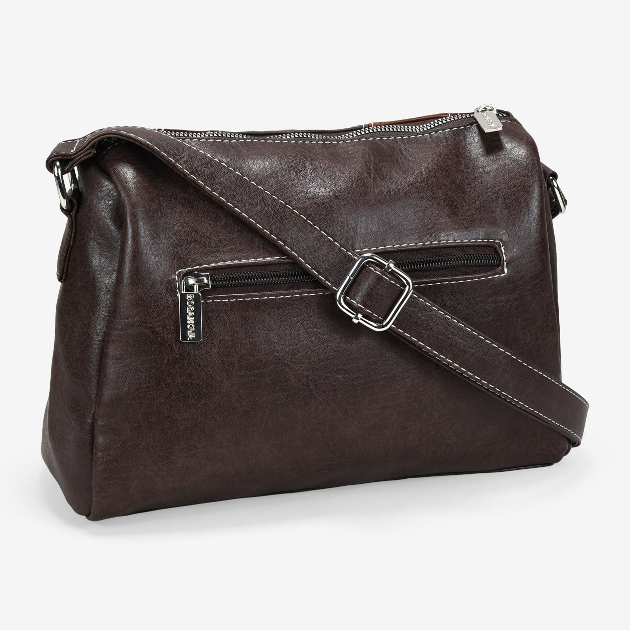 Bolso bandolera marrón con cremallera y tachas