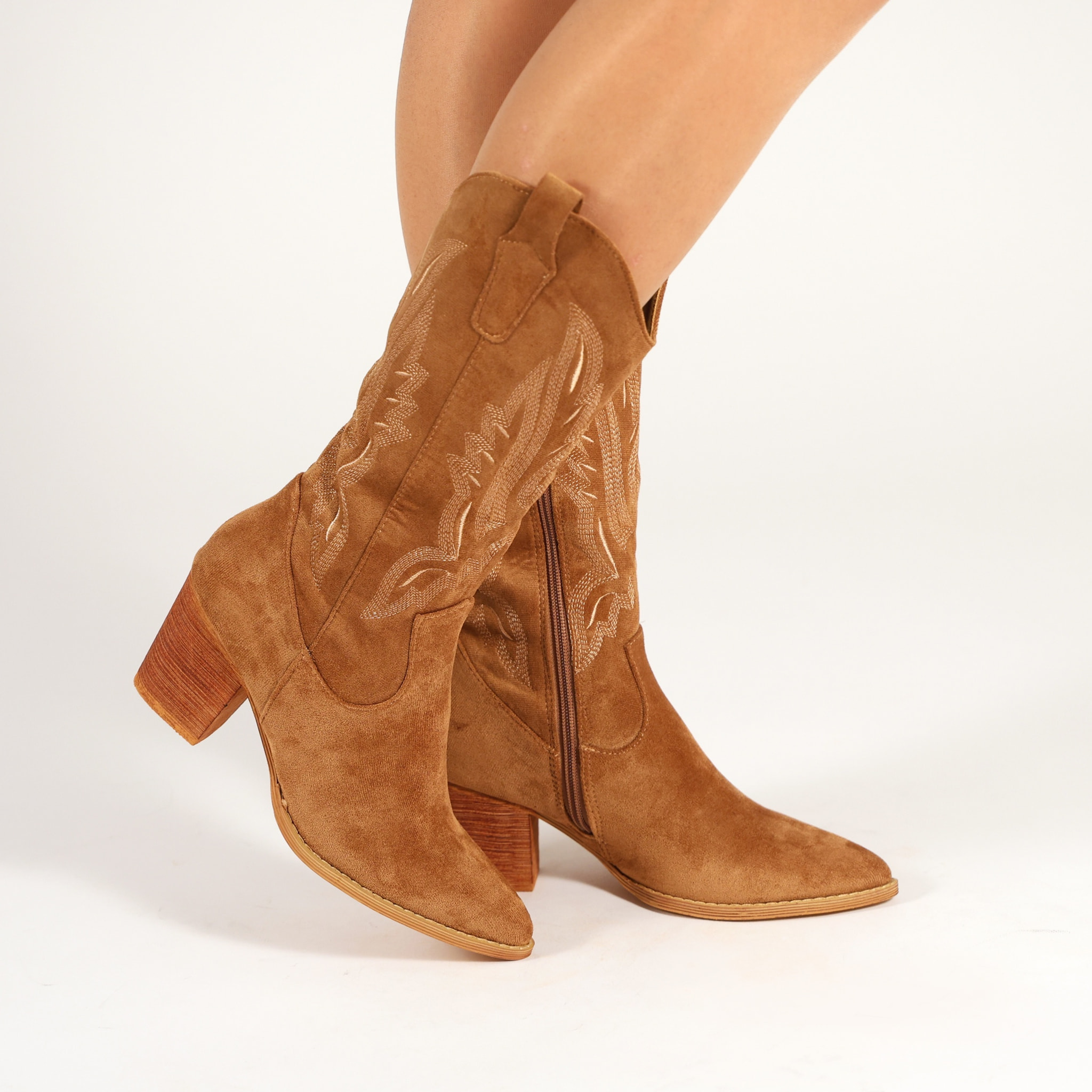 Stivali texani in simil pelle scamosciata con ricamo