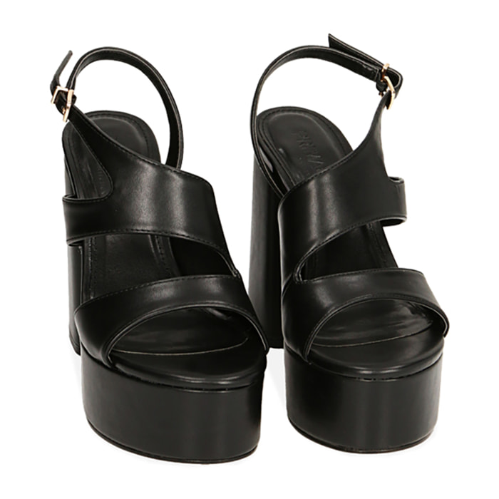 Sandalias negras con plataforma y tacón de 12 cm.