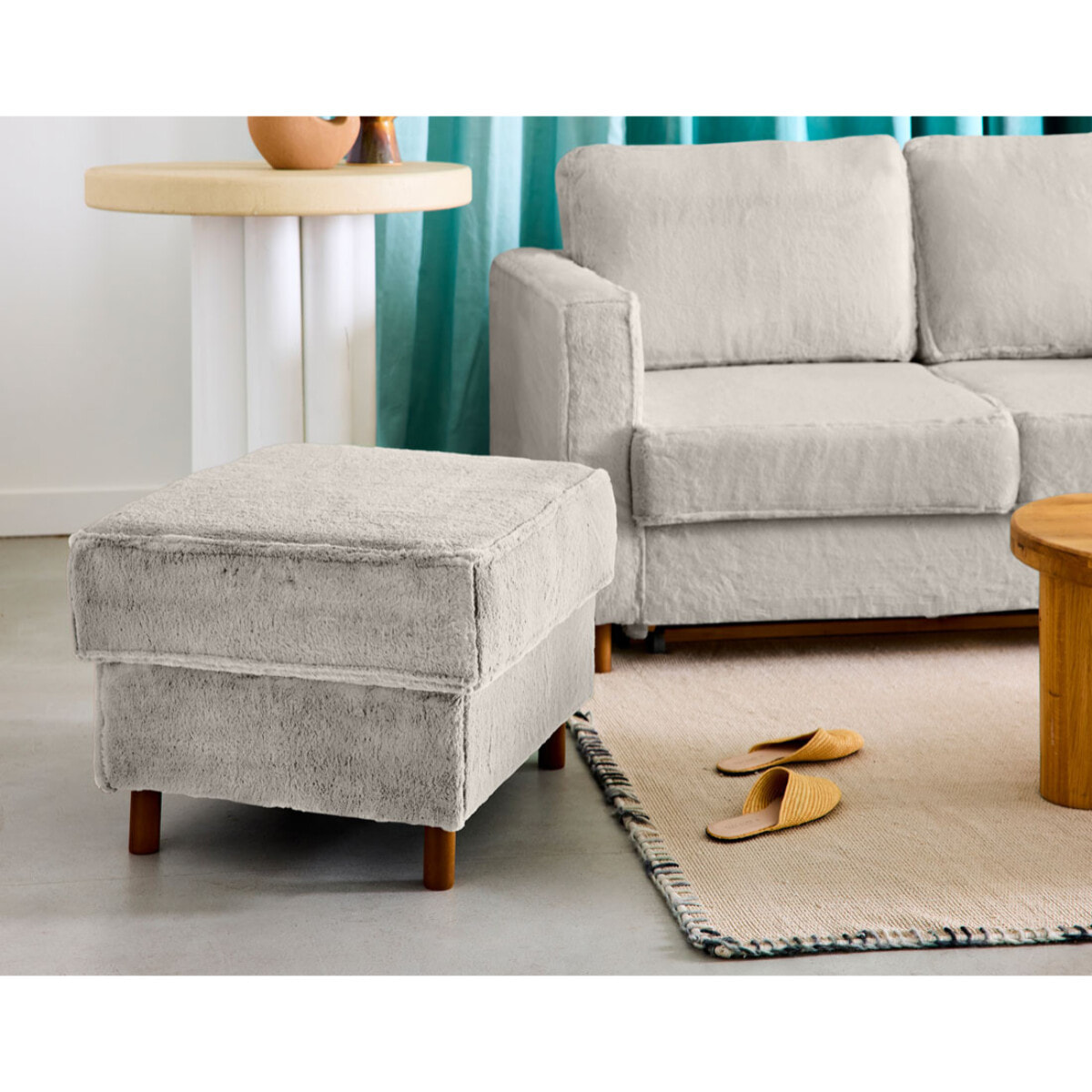 Jake - pouf en fausse fourrure - pieds en bois foncé - Gris clair