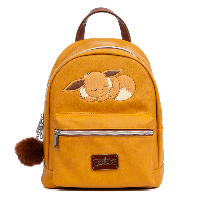 Mochila Ocre Pokémon Premium. Espacioso compartimento principal con bolsillo delantero y trasero. Con accesorio pompom