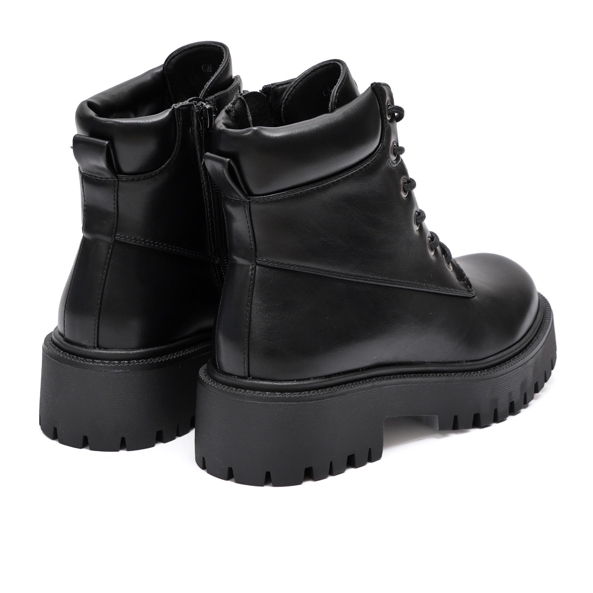 Anfibi in simil pelle con stringhe