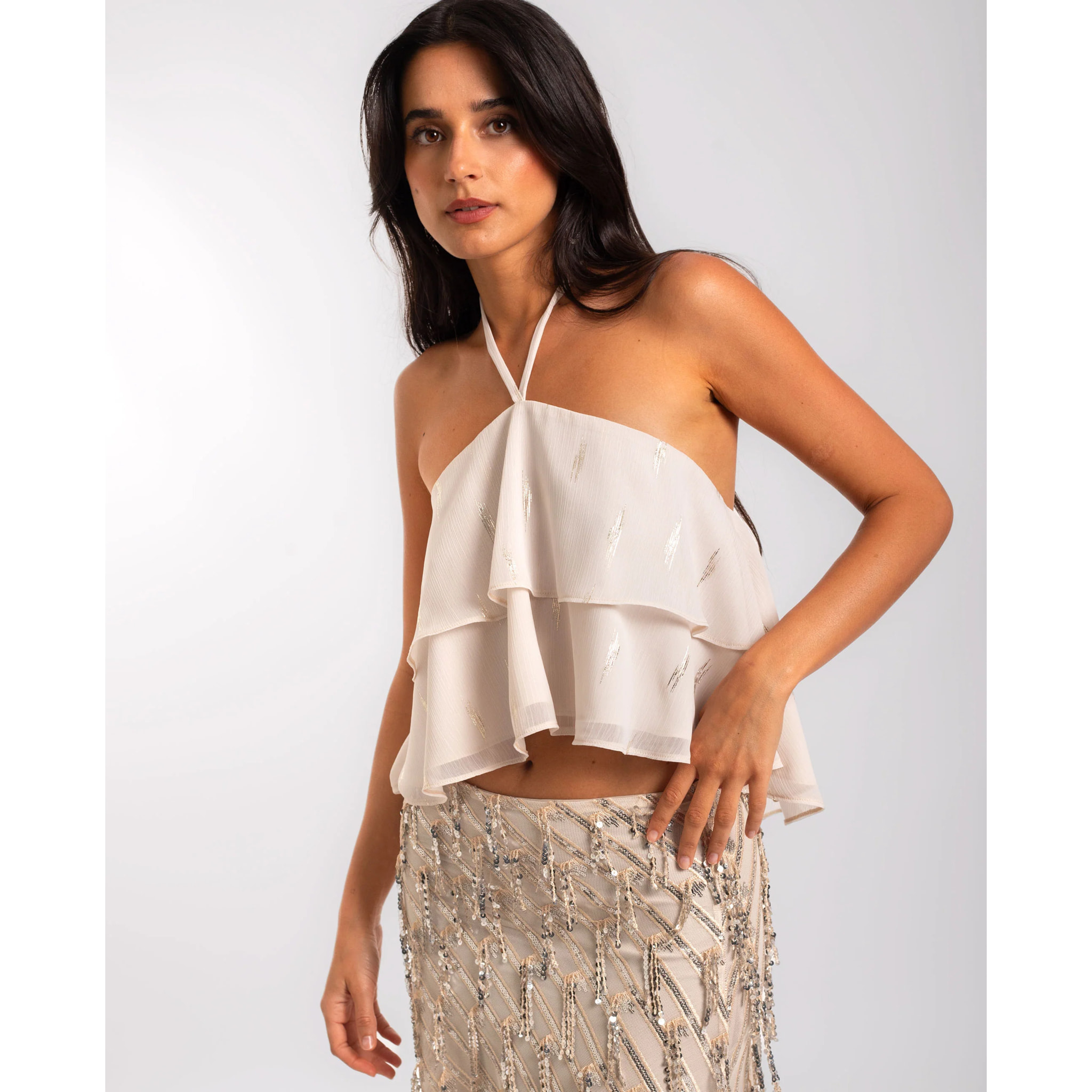 Top de mujer de gasa con volantes y cuello halter ajustable.