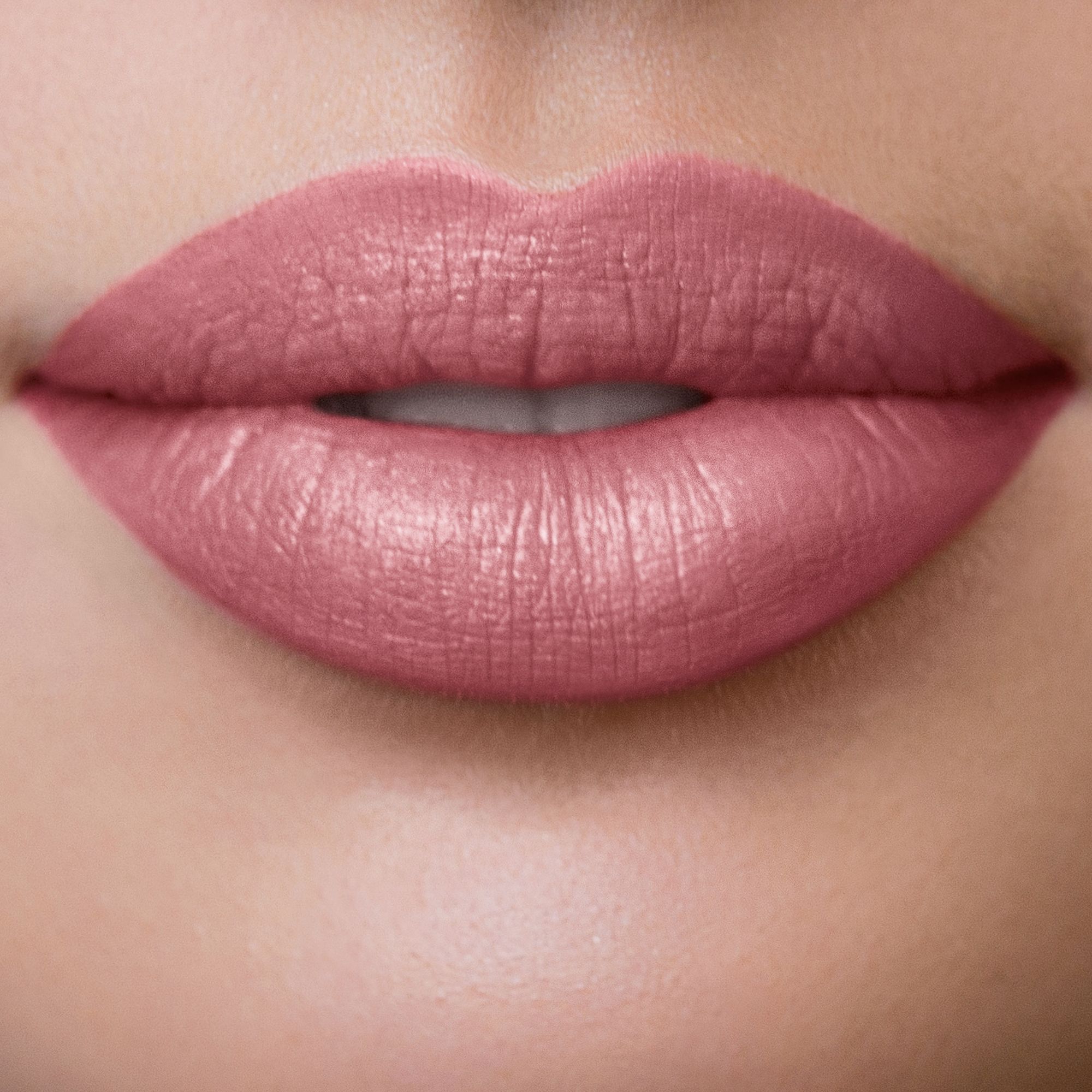 LIP SHOT Rossetto satinato dalla texture leggera ed avvolgente