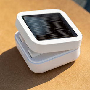 Connessione Bluetooth delle cuffie. Ricarica solare. Batteria 40 mAh/Base di ricarica 260 mAh