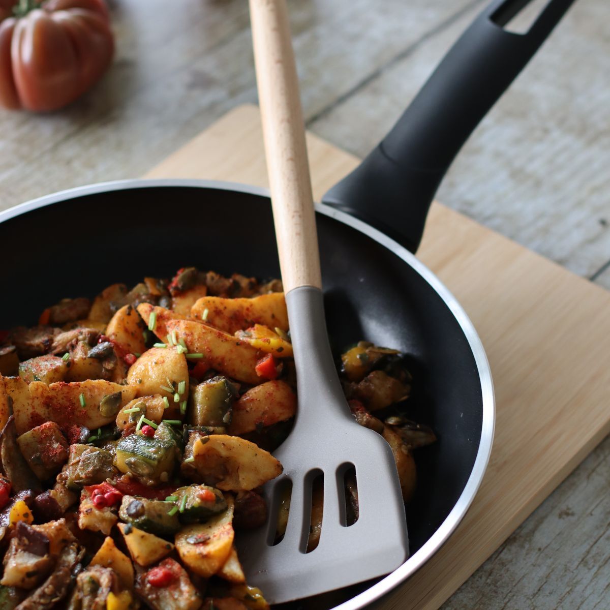 Spatule ajourée en silicone et manche en bois  ELIOTT