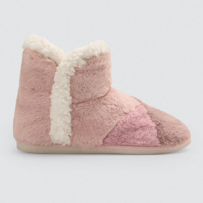 Stivali da casa pelosi con dettagli colorati