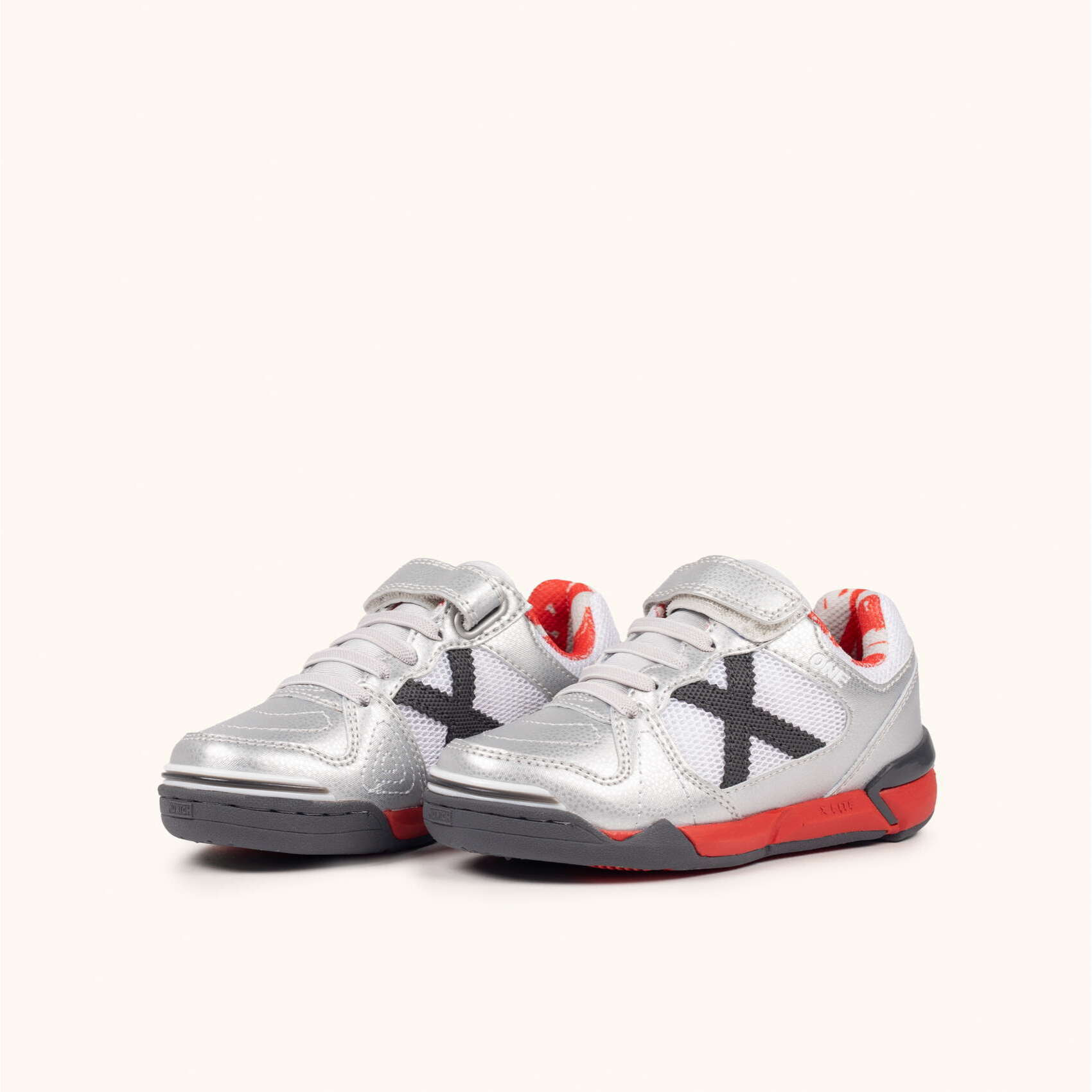 Zapatillas de fútbol sala infantiles con velcro en gris metalizado y rojo MUNICH ONE KID VCO 79