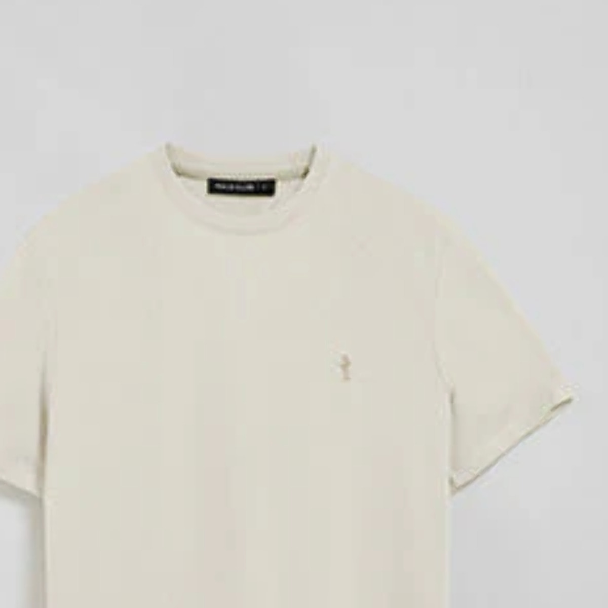 Camiseta color crudo básica de cuello redondo y bordado Rigby Best