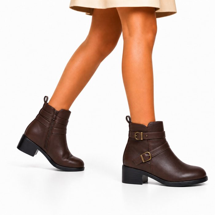 Stivaletto in simil pelle con fibbia