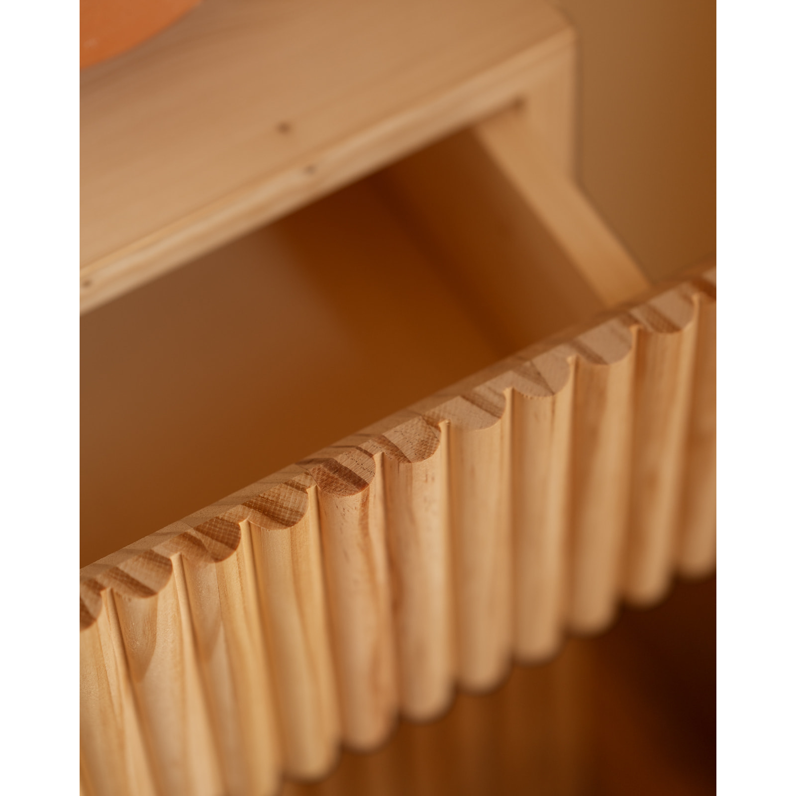 Pack de 2 tables de chevet flottantes en bois massif ton chêne moyen de 40cm Hauteur: 15 Longueur: 40 Largeur: 25.5