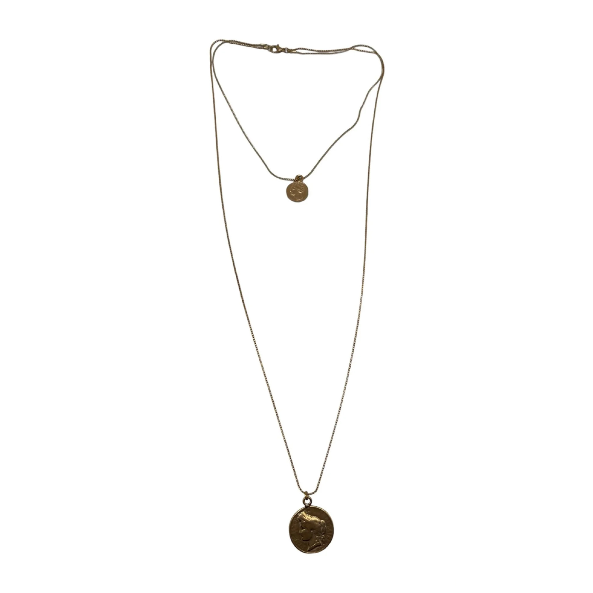 Collar doble largo con charmas de monedas en chapado dorado