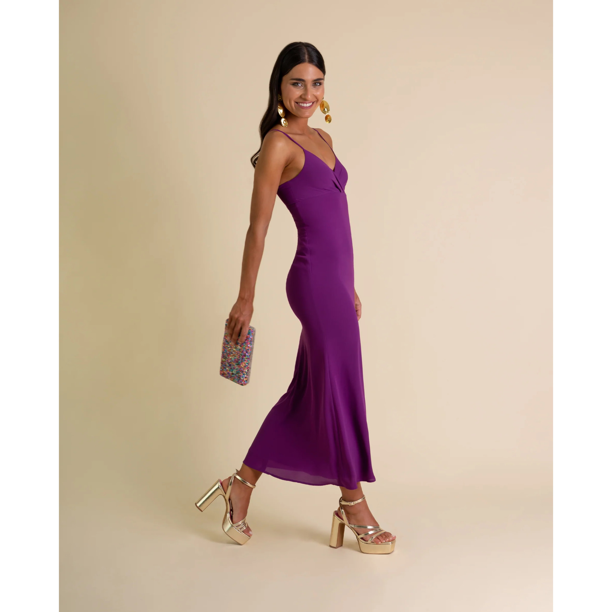 Vestido midi de tirantes con escote v.