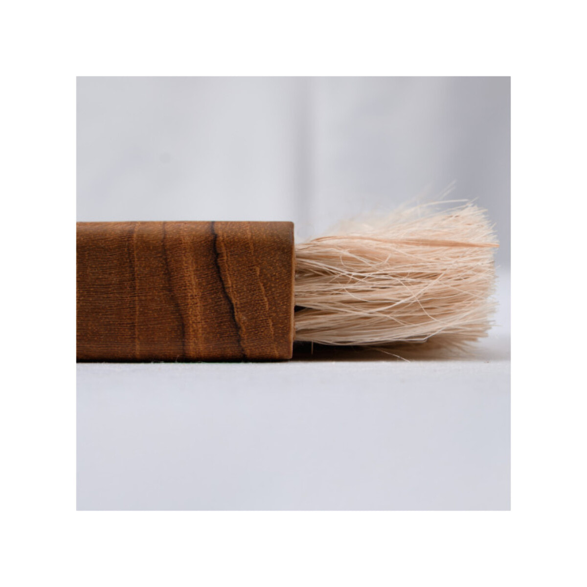 Brosse de nettoyage rectangle à fibres d'ananas et bois de teck - OZAN