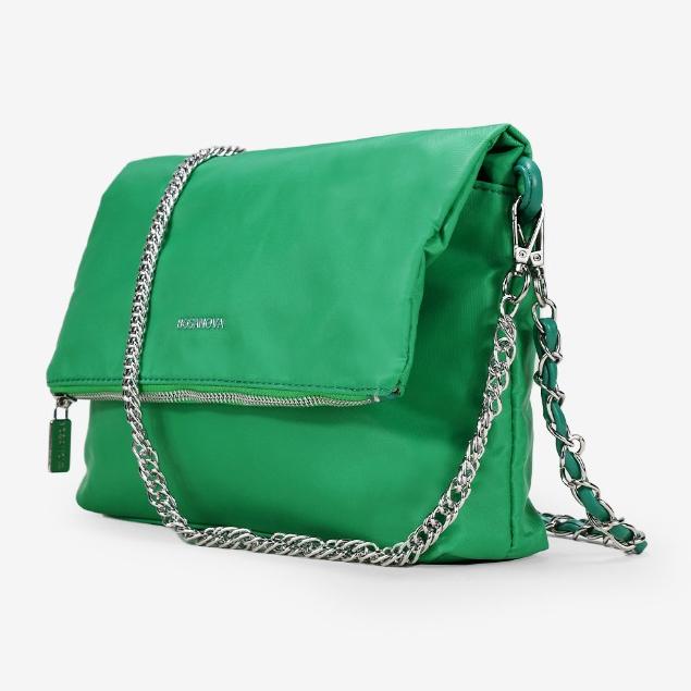 Bolso con solapa verde