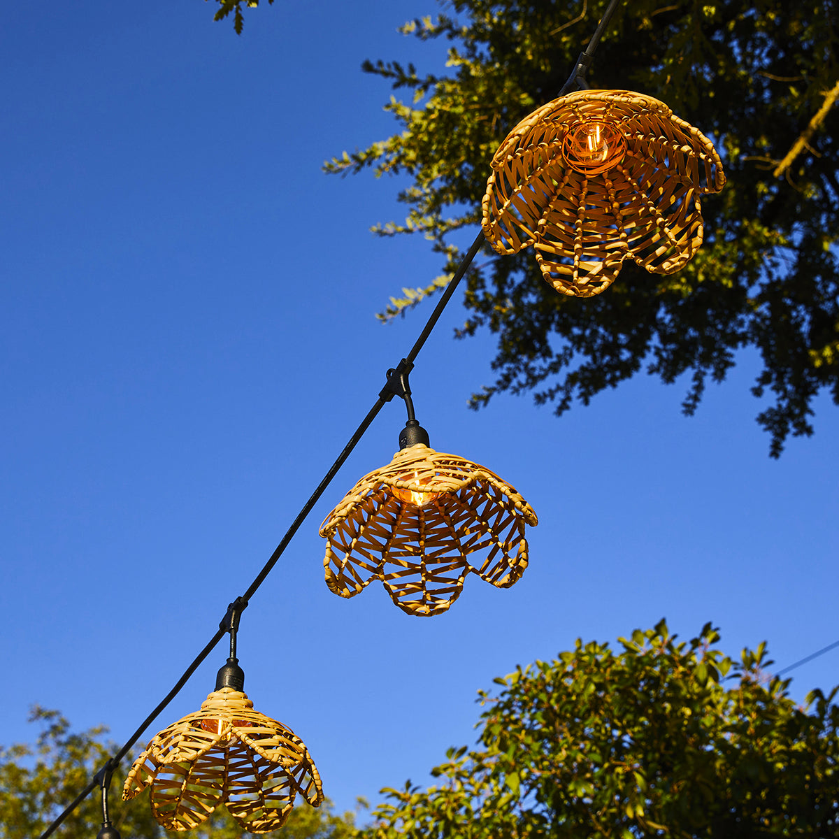 Lot de 2 guirlandes lumineuses extérieur connectables 14 abat-jour fleur en polyrotin style bohème ampoules filament E27 LED blanc chaud 2x FLOWER LIGHT 10m