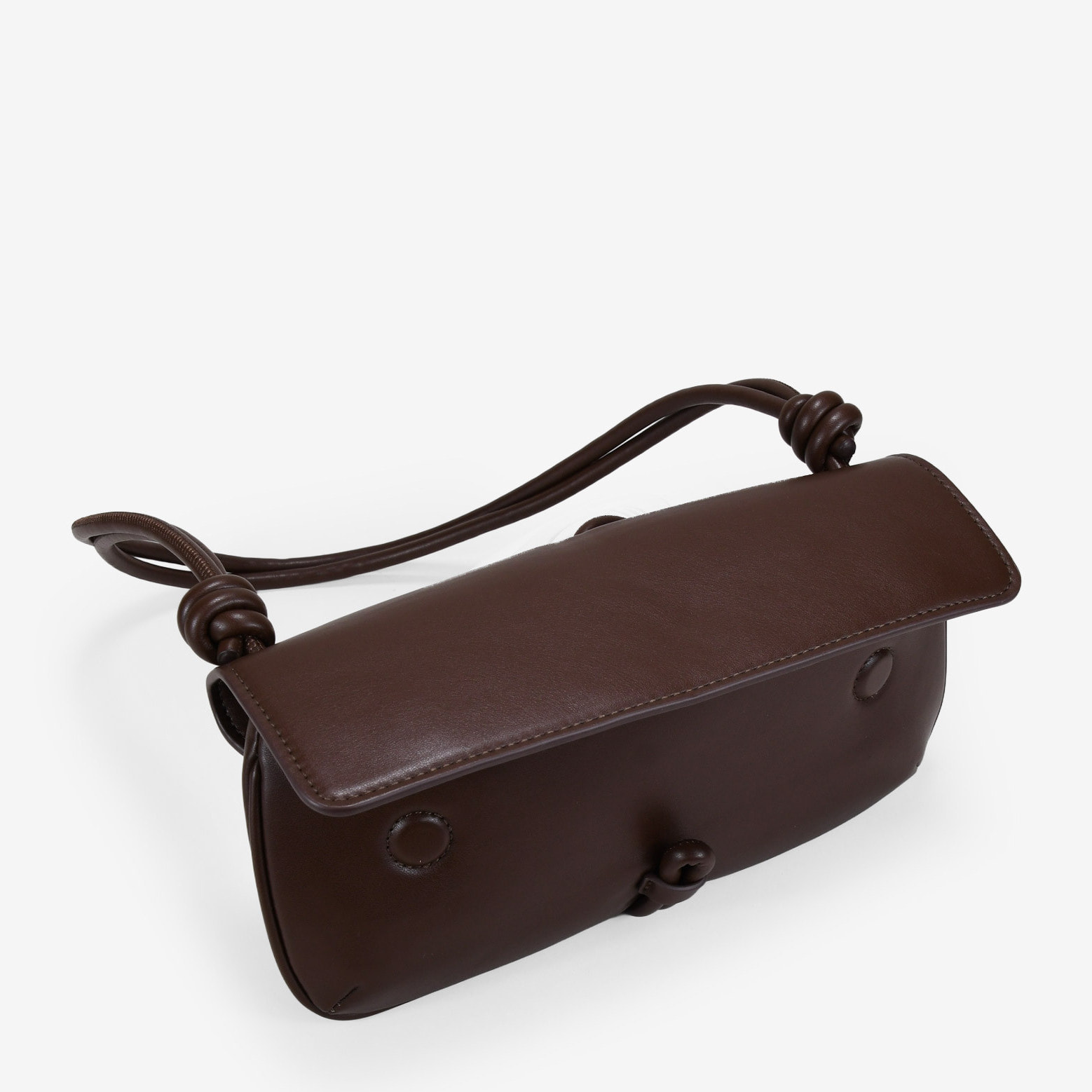 Bolso de hombro marrón con solapa y gancho metálico