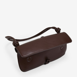 Bolso de hombro marrón con solapa y gancho metálico