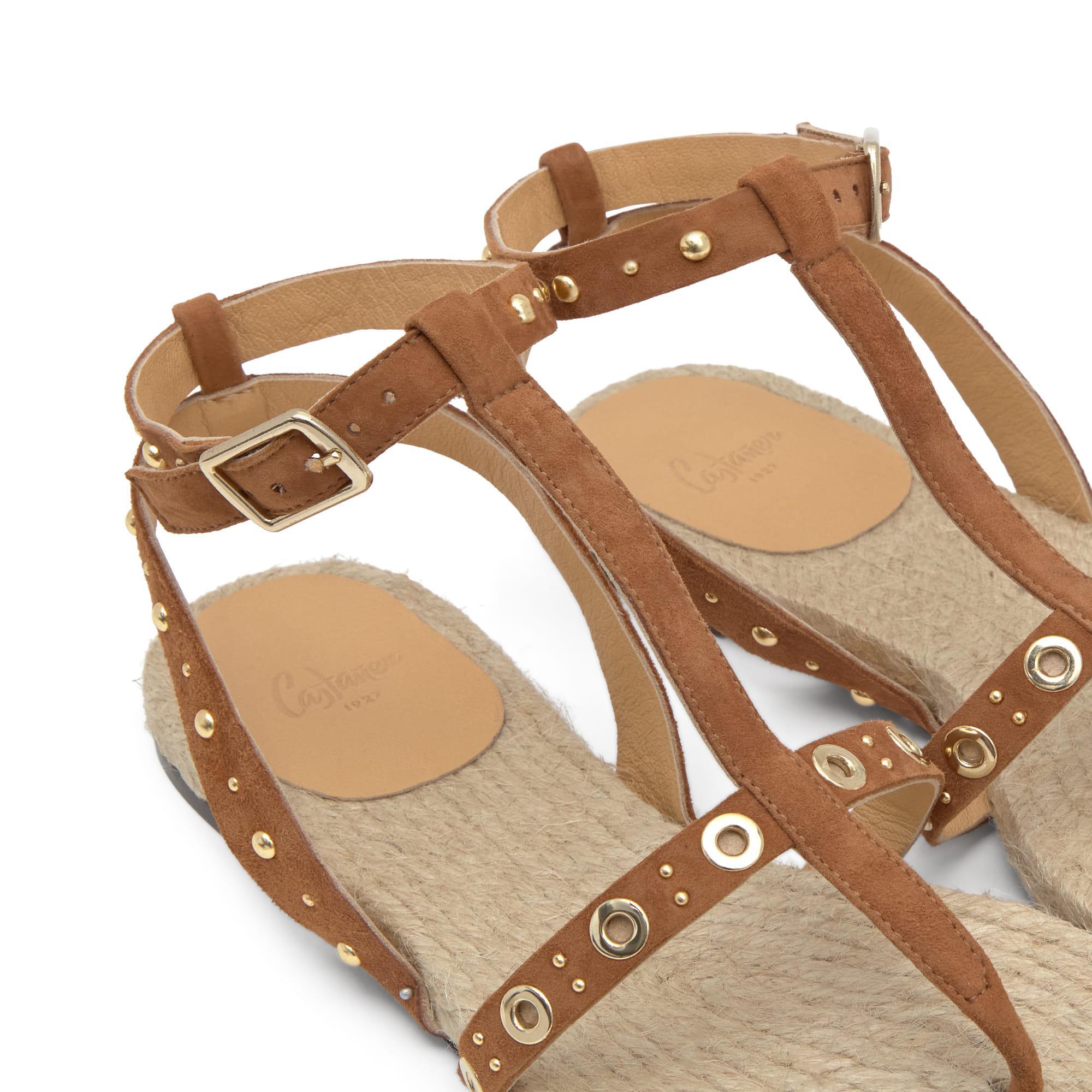 Sandalia plana de dedo Pati en ante y tachuelas