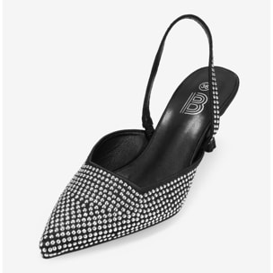 Zapatos de tacón negros satinados con tachas