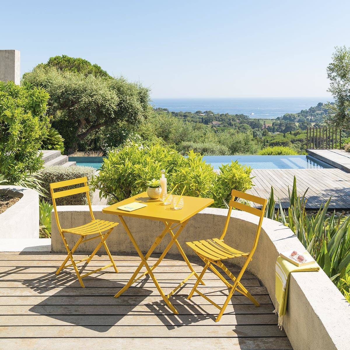 Table de jardin pliante carrée "Greensboro" jaune moutarde 2 places en acier traité époxy
