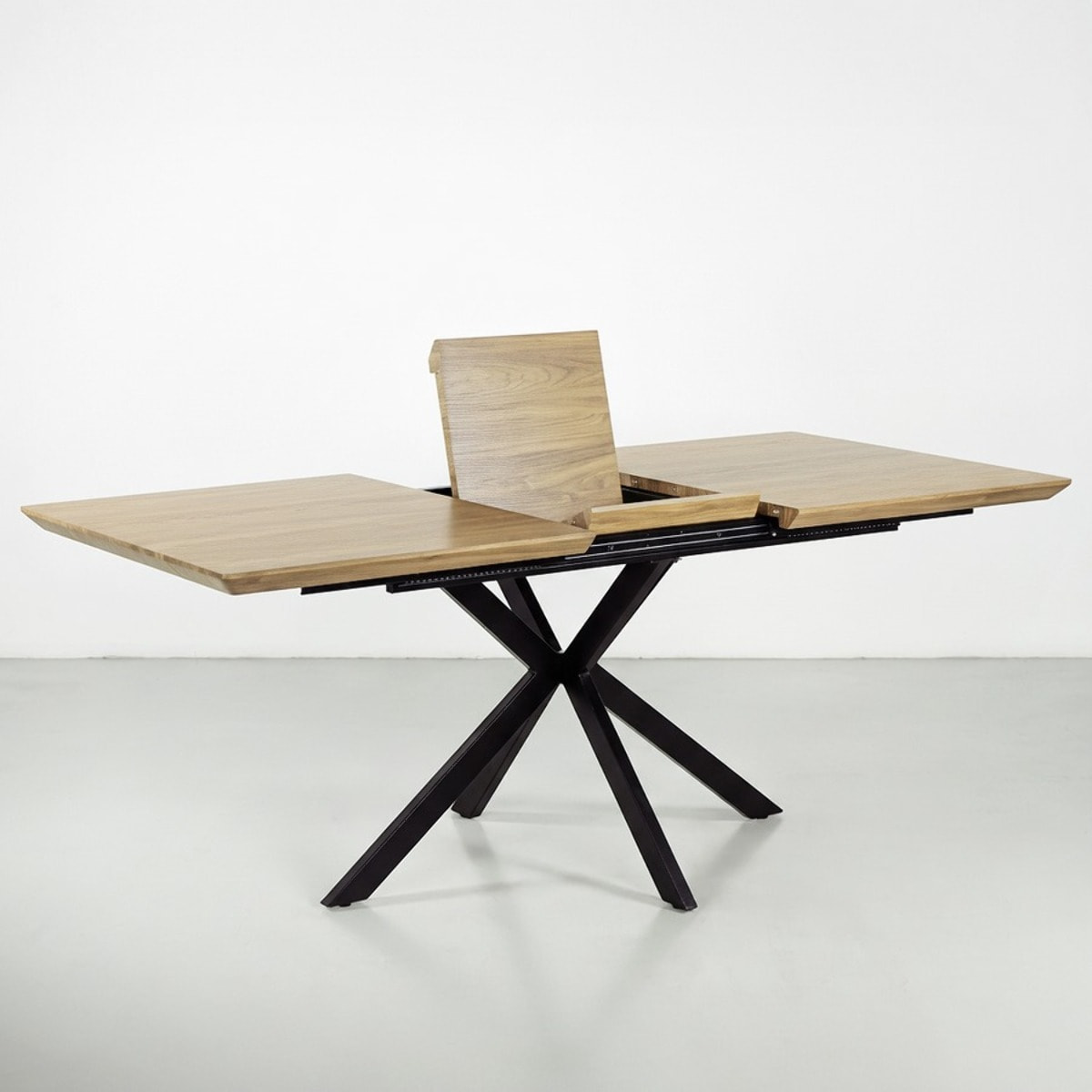 Tavolo da pranzo allungabile in MDF effetto rovere chiaro con gambe nere - Gabry