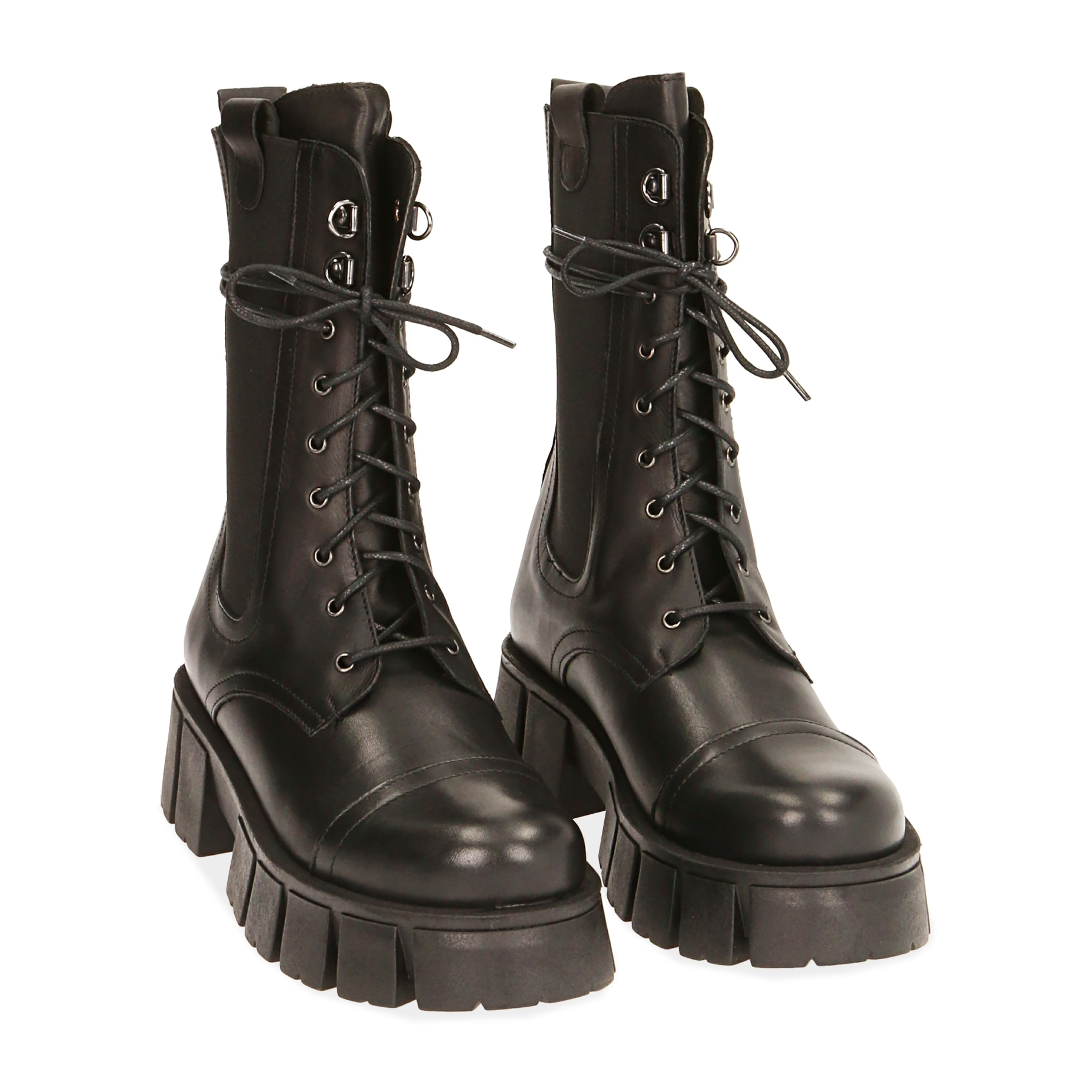 Botas militares de cuero negro.