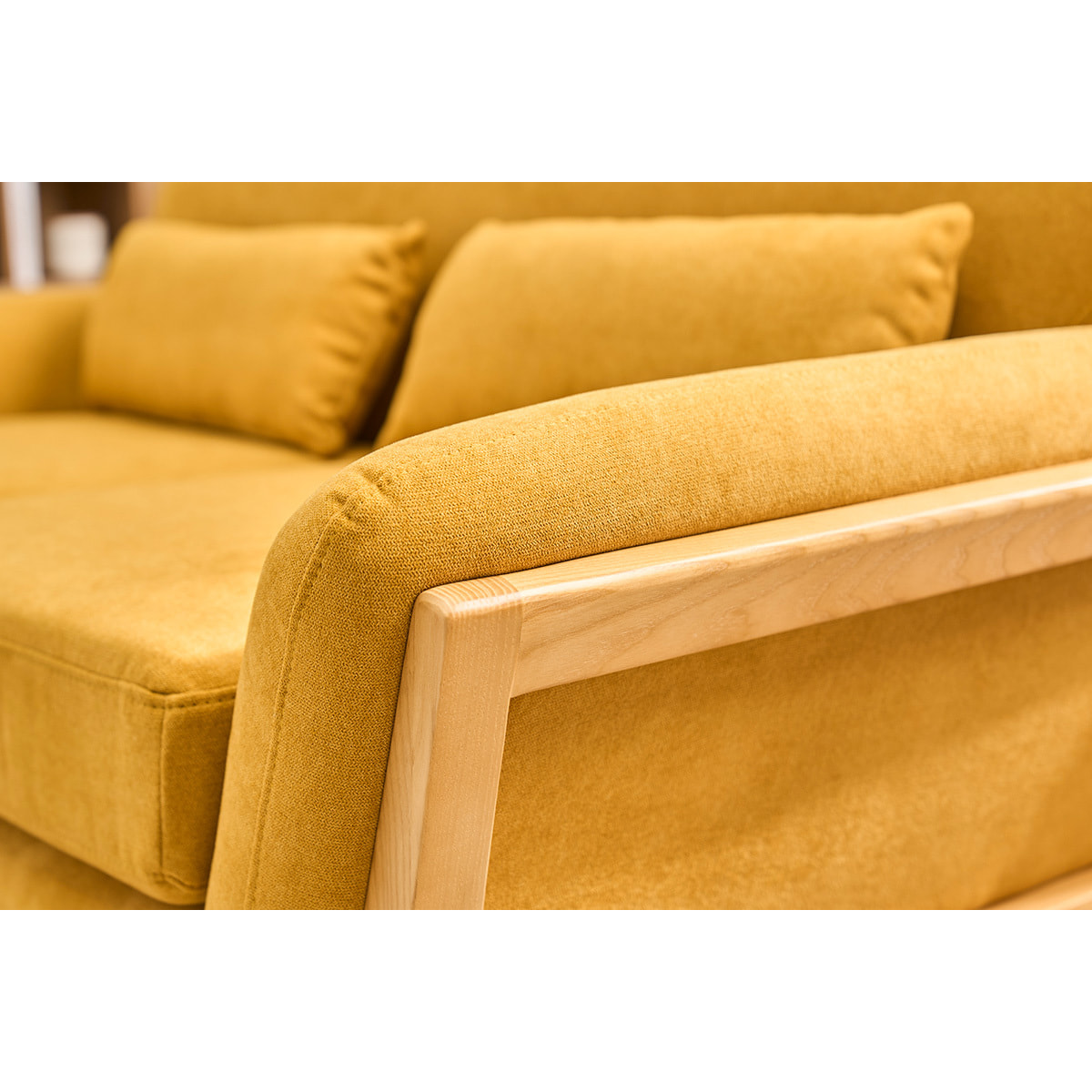 Canapé scandinave 2 places en tissu effet velours jaune moutarde et bois clair YOKO