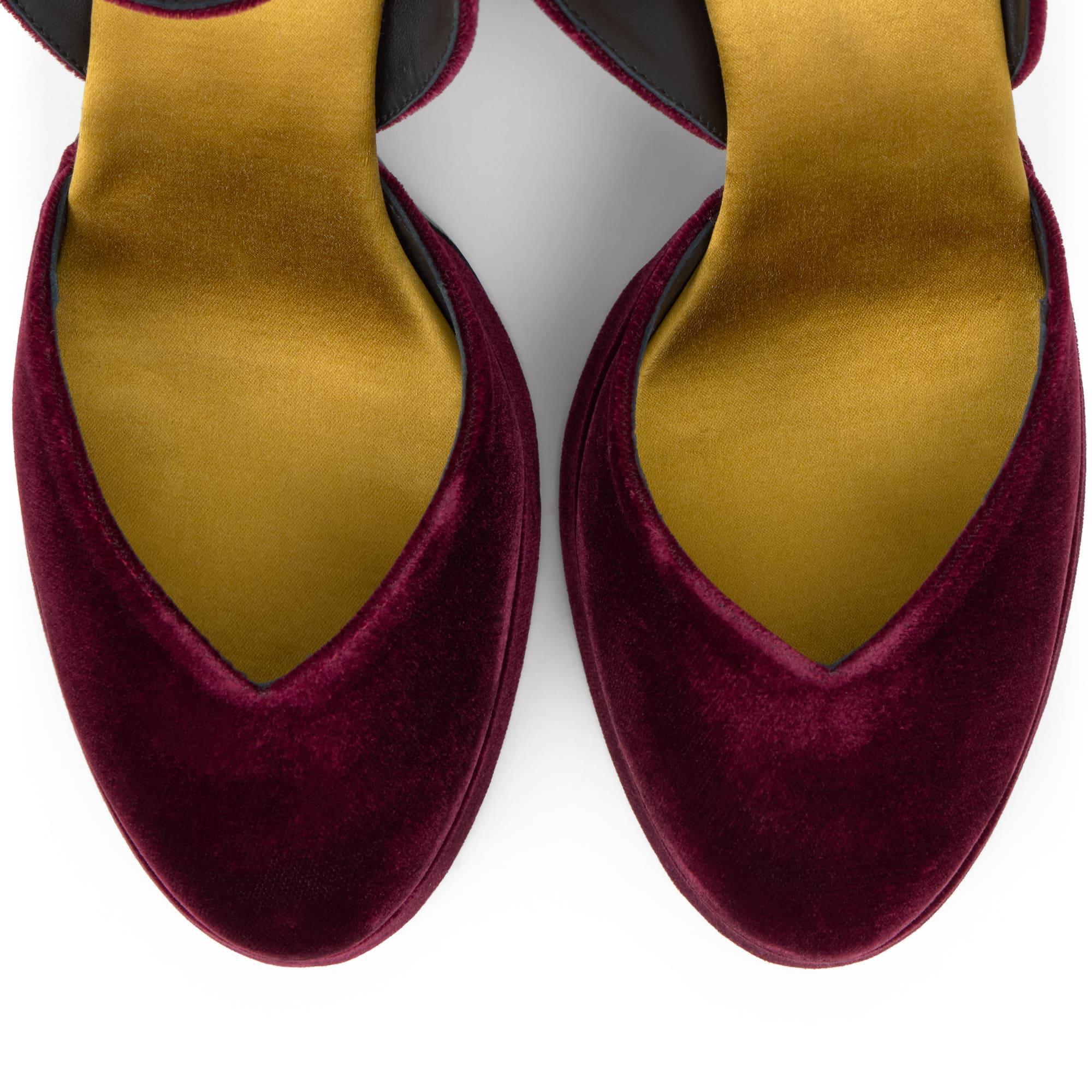 Zapato de tacón Verona en terciopelo con cierre de hebilla