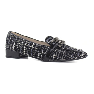 Mocasín de tejido tipo tweed color negro con adorno en tono plata. Tacón 4 cm