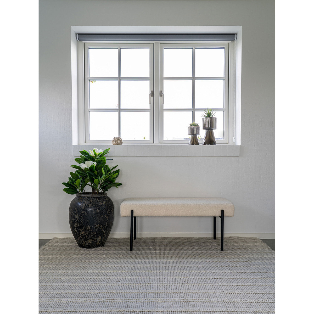 Panchetta Swindon in bouclé bianco con gambe nere, 100 cm