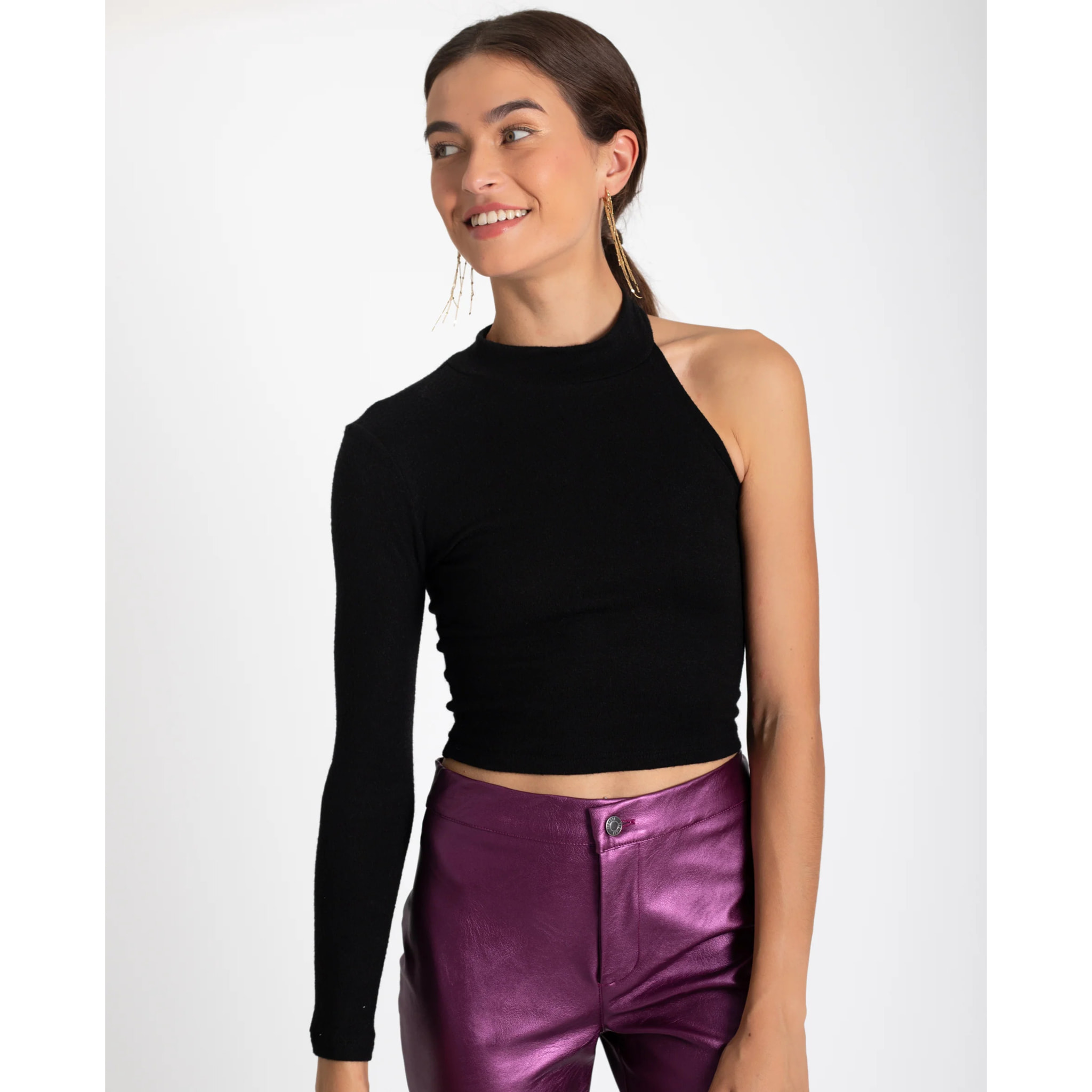 Top de mujer asimétrico con cuello alto.