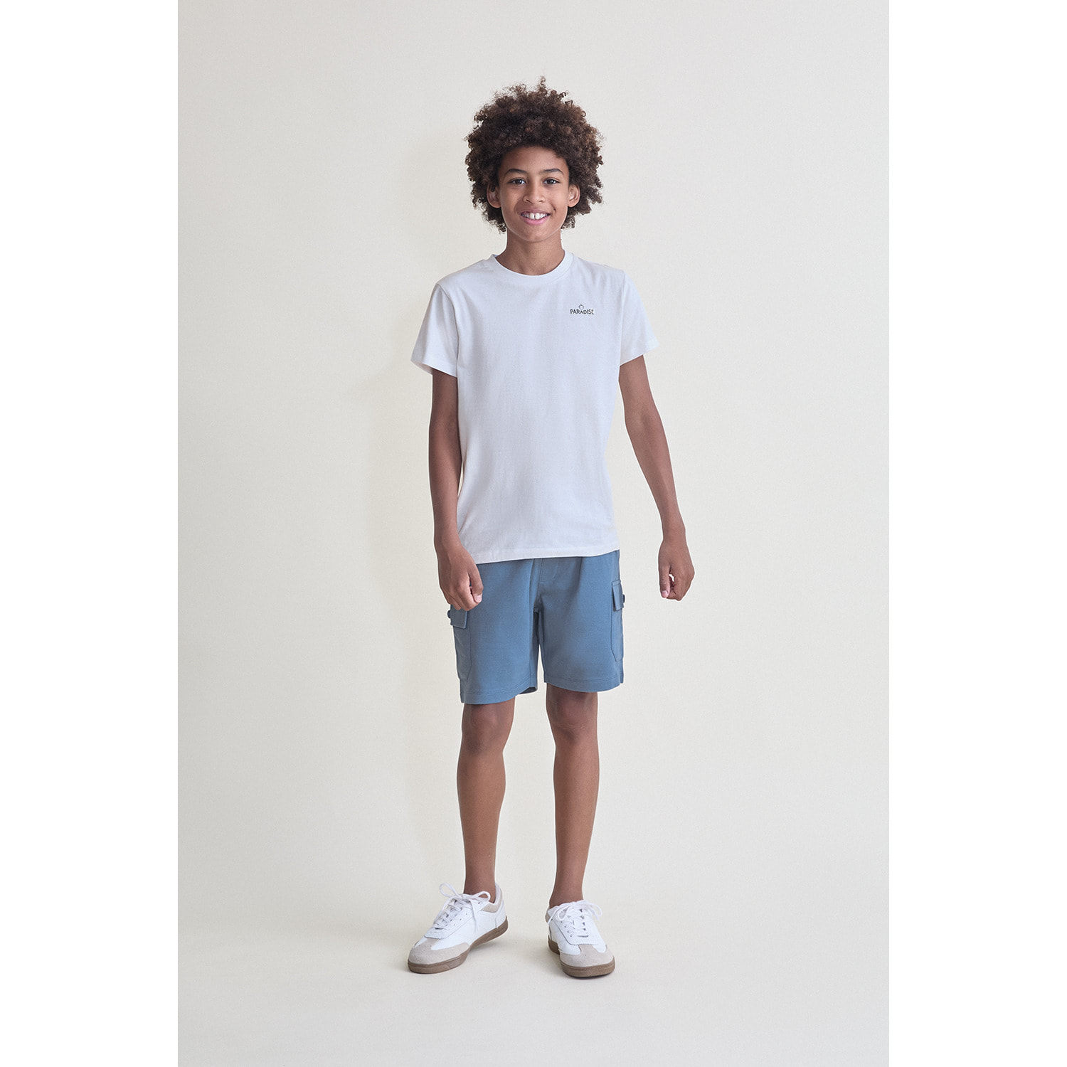 Conjunto Camiseta con Texto Paradise y Shorts Cargo con Bolsillos Laterales con Boton | Color: Azul medio | Street Monkey