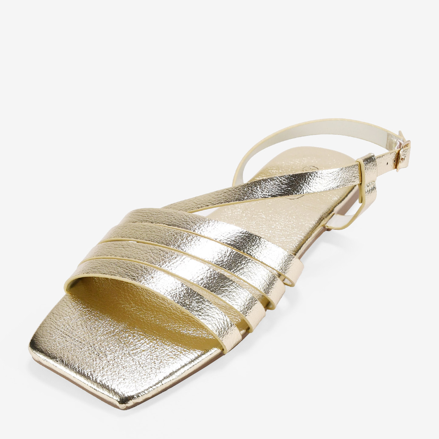 Sandalias planas doradas con tiras y hebilla