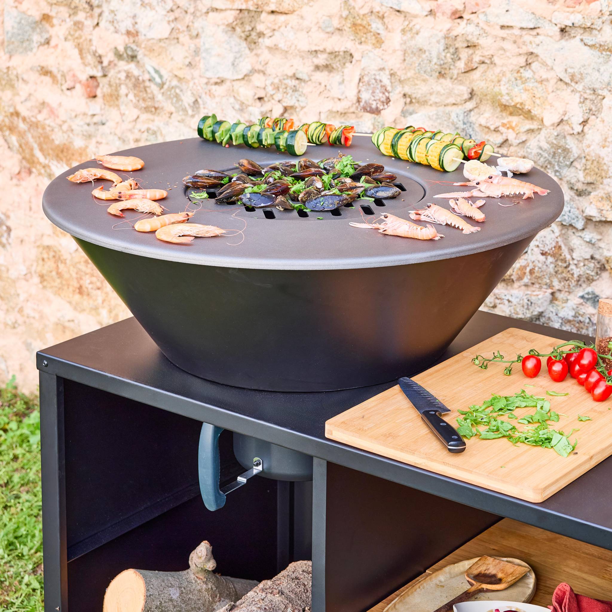Brasero barbecue Ø80cm. grille de cuisson. stockage bois. coloris noir + housse de protection. L 138 x P 82 x H 114 cm